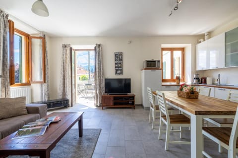 TV and multimedia, Kitchen or kitchenette, Living room, Seating area, Dining area, oven, stove