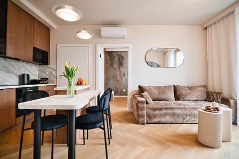 TV and multimedia, Kitchen or kitchenette, Living room, Seating area, Dining area, air conditioner