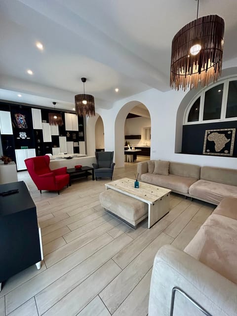 TV and multimedia, Kitchen or kitchenette, Living room, Seating area
