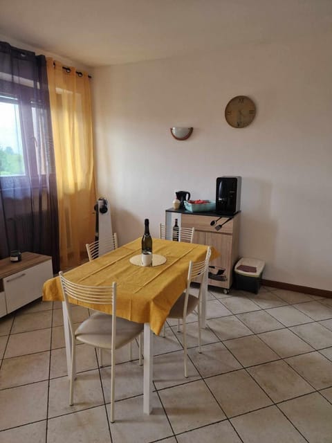 TV and multimedia, Kitchen or kitchenette, Living room, Seating area, Dining area