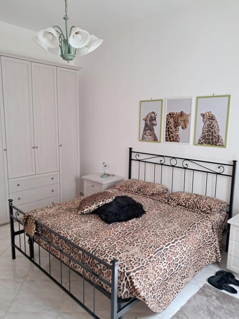 Photo of the whole room, Bedroom, wardrobe, air conditioner