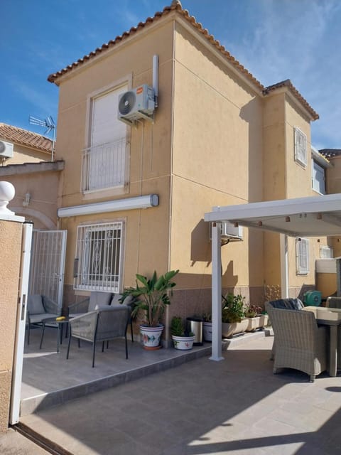 Property building, Patio, Balcony/Terrace