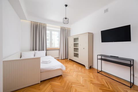 Communal lounge/ TV room, Bed, TV and multimedia, Photo of the whole room, Evening entertainment, Bedroom, wardrobe