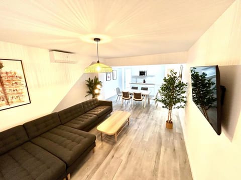 TV and multimedia, Living room, Seating area, Dining area, internet, internet, air conditioner