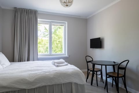 Bed, TV and multimedia, Dining area, Bedroom
