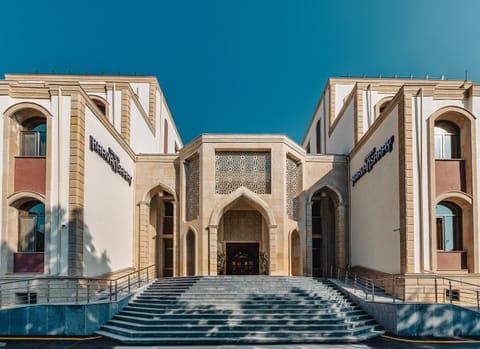 Property building, Facade/entrance, Day