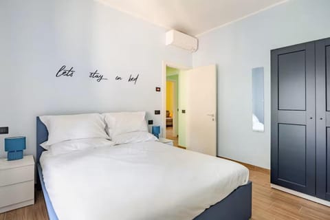 Bed, Bedroom, wardrobe, air conditioner