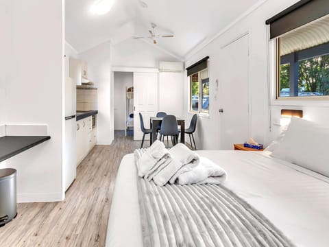 Bed, Photo of the whole room, Seating area