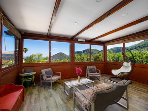 Patio, View (from property/room), Balcony/Terrace, Living room, Seating area, Mountain view, Sea view