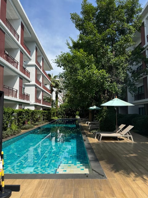 Property building, Day, Garden, Swimming pool, sunbed