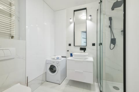 Shower, Bathroom, towels, washing machine