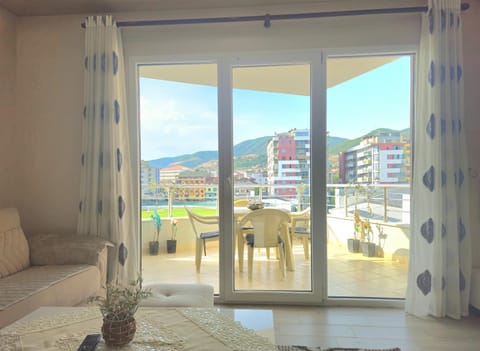 Balcony/Terrace, Living room, Landmark view, Mountain view, Location