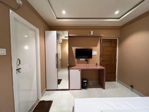 Photo of the whole room, Bedroom, wardrobe