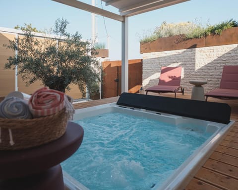 Garden, Hot Tub