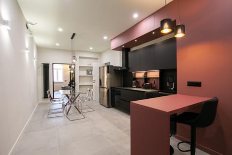 Kitchen or kitchenette, Dining area