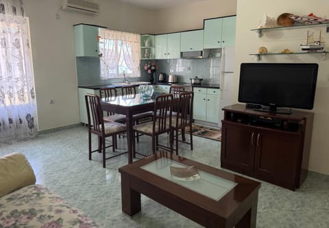 TV and multimedia, Kitchen or kitchenette, Dining area, oven