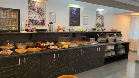 Restaurant/places to eat, Coffee/tea facilities, Food and drinks, Banquet/Function facilities, Food, Breakfast, Continental breakfast, Buffet breakfast, Lunch, Dinner, Drinks