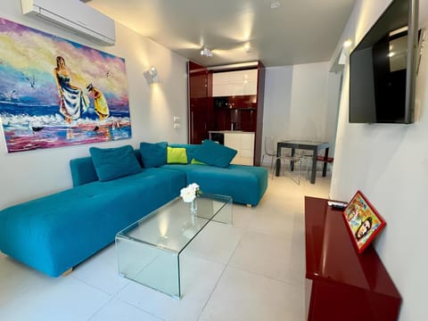 Bed, TV and multimedia, Living room, Seating area, Evening entertainment, air conditioner