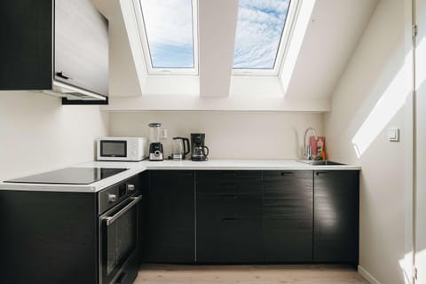 Coffee/tea facilities, Kitchen or kitchenette, oven, stove, toaster