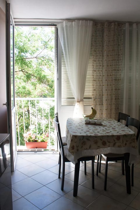 Balcony/Terrace, Living room, Dining area, Street view