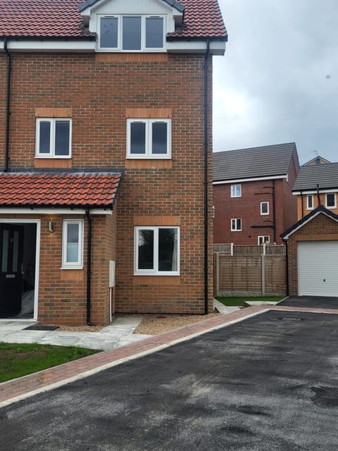 Modern 3-Bed House in Rotherham, WiFi, Garden & Free Parking House in Rotherham