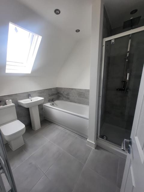 Modern 3-Bed House in Rotherham, WiFi, Garden & Free Parking House in Rotherham