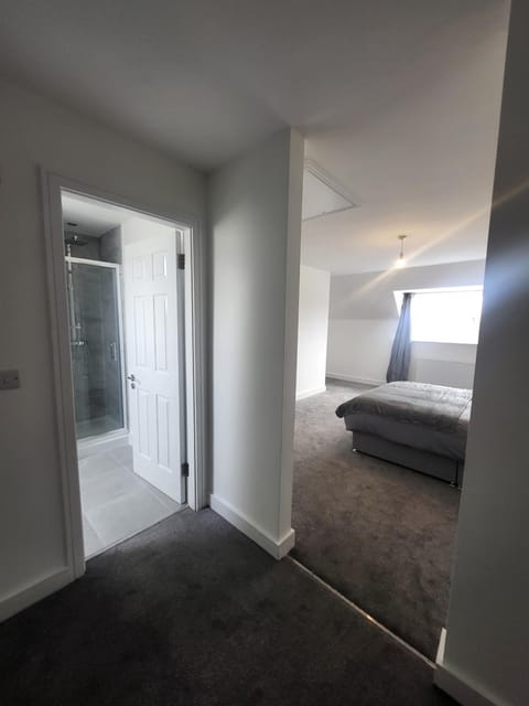 Modern 3-Bed House in Rotherham, WiFi, Garden & Free Parking House in Rotherham