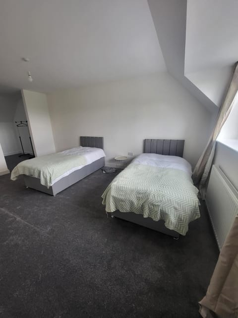 Modern 3-Bed House in Rotherham, WiFi, Garden & Free Parking House in Rotherham