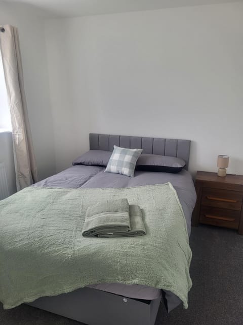 New Build 3-Bed in Rotherham Fast WiFi, Garden & Driveway House in Rotherham