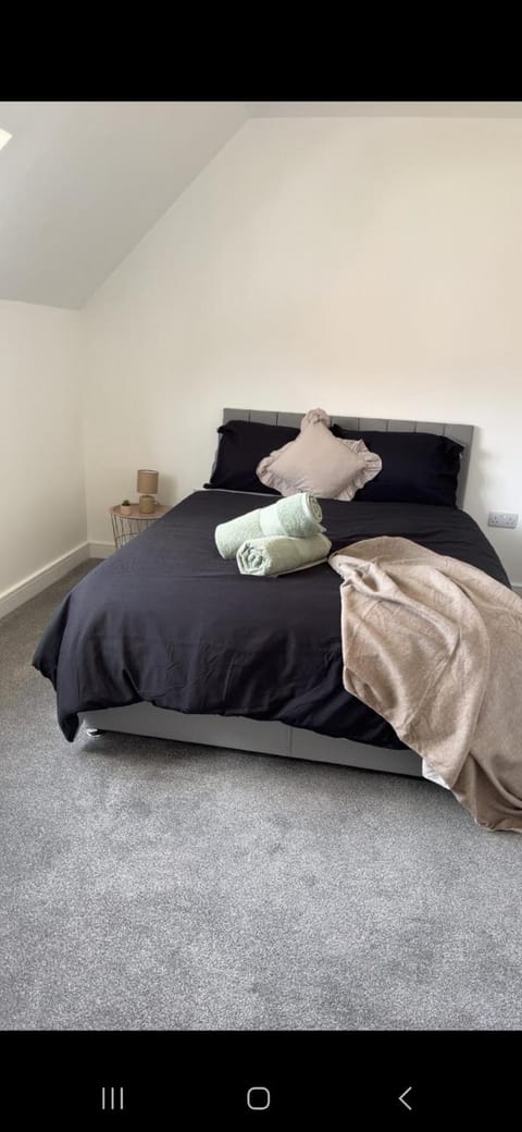 New Build 3-Bed in Rotherham Fast WiFi, Garden & Driveway House in Rotherham