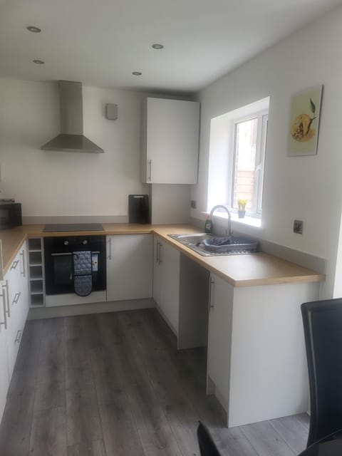 New Build 3-Bed in Rotherham Fast WiFi, Garden & Driveway House in Rotherham