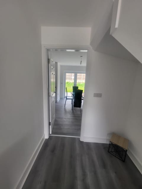 New Build 3-Bed in Rotherham Fast WiFi, Garden & Driveway House in Rotherham