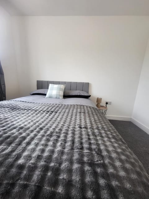 Bright & Spacious 3-Bed Rotherham Home Ideal for Families or Contractors House in Rotherham