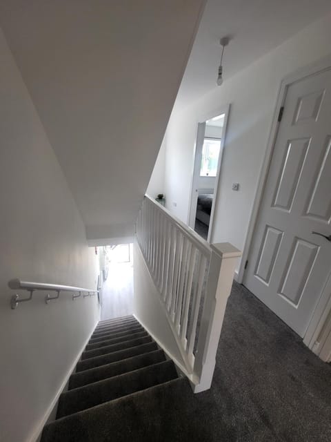 Bright & Spacious 3-Bed Rotherham Home Ideal for Families or Contractors House in Rotherham