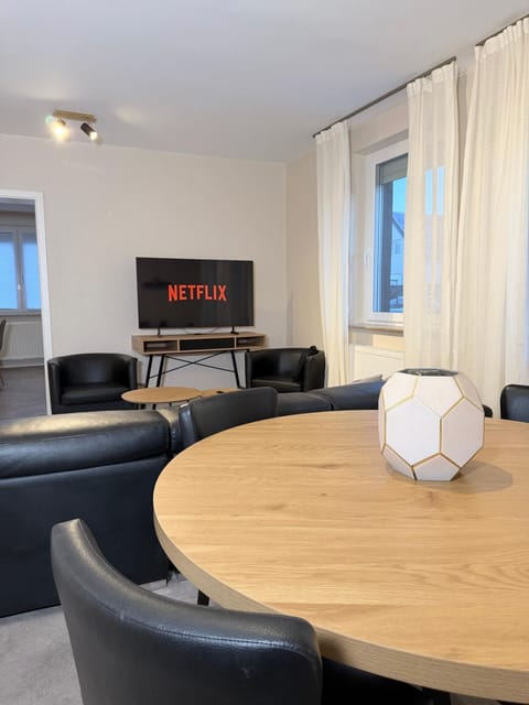 TV and multimedia, Living room, Seating area, Dining area