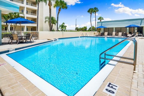 Day, Swimming pool, sunbed