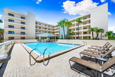 Property building, Day, Swimming pool, sunbed