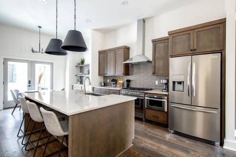 Kitchen or kitchenette, Dining area, oven, stove