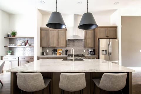 Coffee/tea facilities, Kitchen or kitchenette, Seating area, Dining area