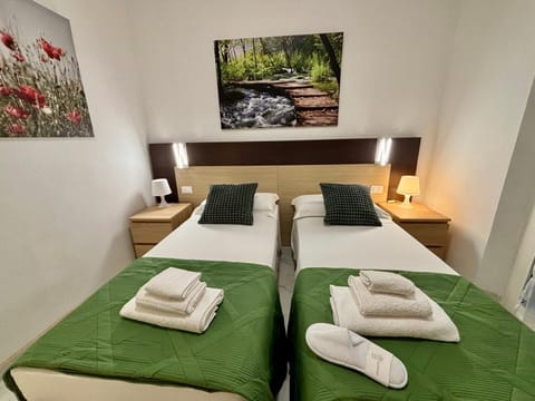 Bed, TV and multimedia, Photo of the whole room, Bedroom, internet, towels