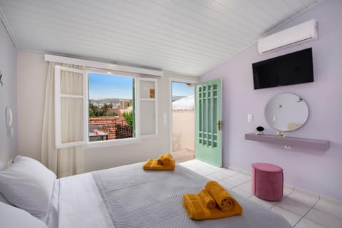 Bed, TV and multimedia, View (from property/room), Balcony/Terrace, Photo of the whole room, Bedroom, air conditioner