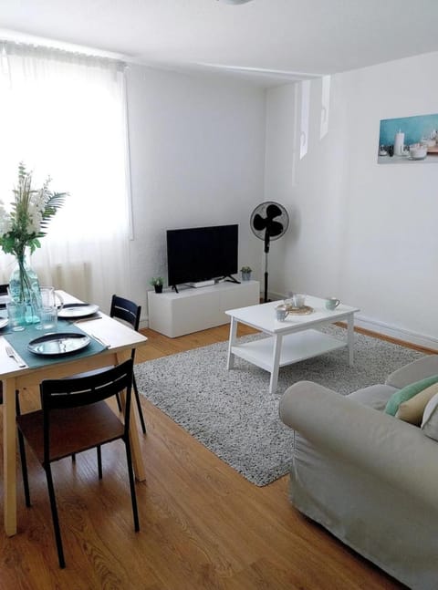 Communal lounge/ TV room, TV and multimedia, Living room, Seating area, Dining area
