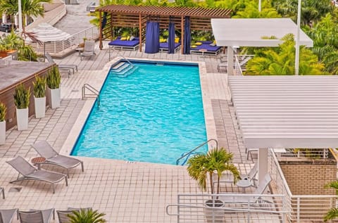 Patio, Swimming pool, sunbed