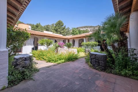 Property building, Spring, Day, Garden, Garden view