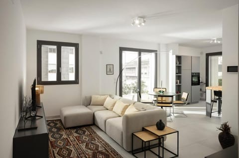 Communal lounge/ TV room, TV and multimedia, Balcony/Terrace, Living room, Seating area, Dining area