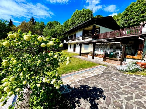 Property building, Spring, Day, Natural landscape, Garden, Garden, Balcony/Terrace, Garden view