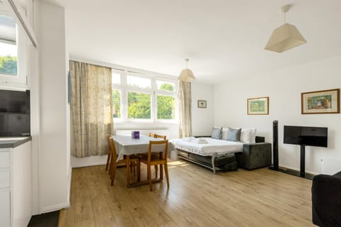 Bed, TV and multimedia, Bedroom