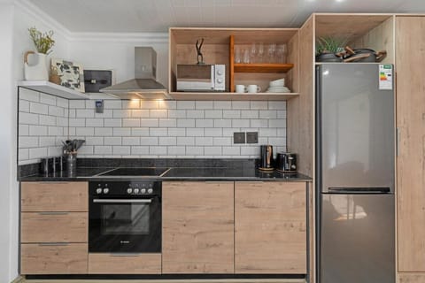 Cozy Nest on White Soil! Apartment in Cape Town