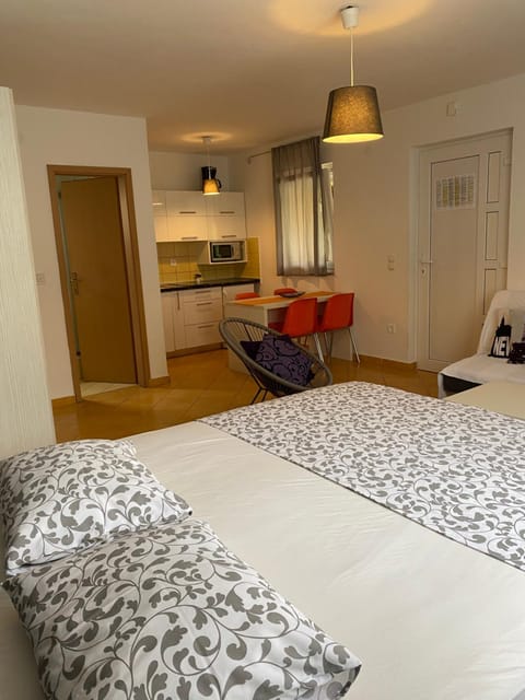 Kitchen or kitchenette, Living room, Seating area, Dining area, Bedroom