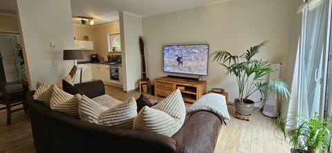 Communal lounge/ TV room, Living room, Seating area, internet
